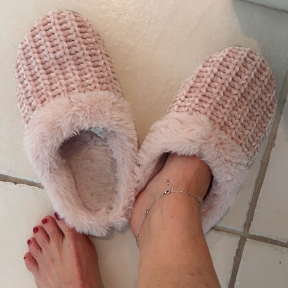 Pink fuzzy slippers feet foot gently worn used sz 6 ladies my favorite loved - Picture 2 of 9